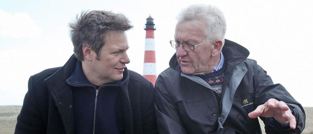 Baden-Württembergs Ministerpräsident Winfried Kretschmann und Grünen-Chef Robert Habeck im Jahr 2012 bei einer Wanderung durch das Wattenmeer