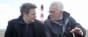 Baden-Württembergs Ministerpräsident Winfried Kretschmann und Grünen-Chef Robert Habeck im Jahr 2012 bei einer Wanderung durch das Wattenmeer