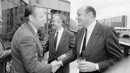  Treffen im Palasthotel: Günter Schabowski (l.) und Walter Momper (r.), Im Hintergrund Manfred Stolpe.