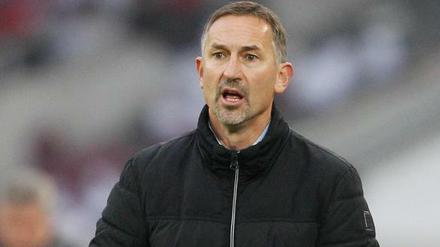 Ratlos. Achim Beierlorzer muss bald punkten, sonst ist er seinen Trainerjob in Köln wohl los.
