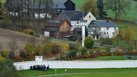 Die frühere innerdeutsche Grenze in Mödlareuth von der thüringerischen Seite aus gesehen. 