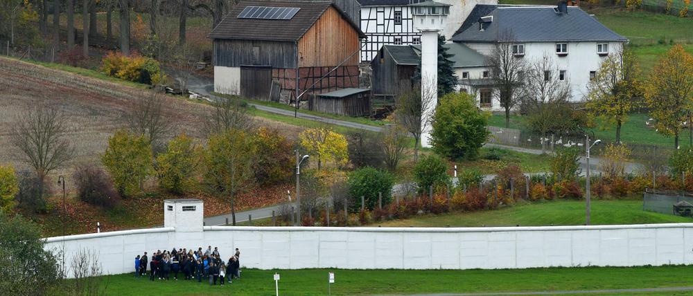 Die frühere innerdeutsche Grenze in Mödlareuth von der thüringerischen Seite aus gesehen.