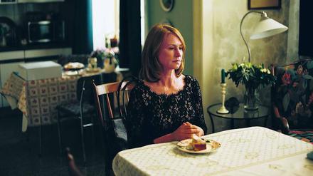 Kalter Kuchen. Lara Jenkins (Corinna Harfouch) ist am Geburtstagstisch der Mutter (Gudrun Ritter) nicht willkommen.