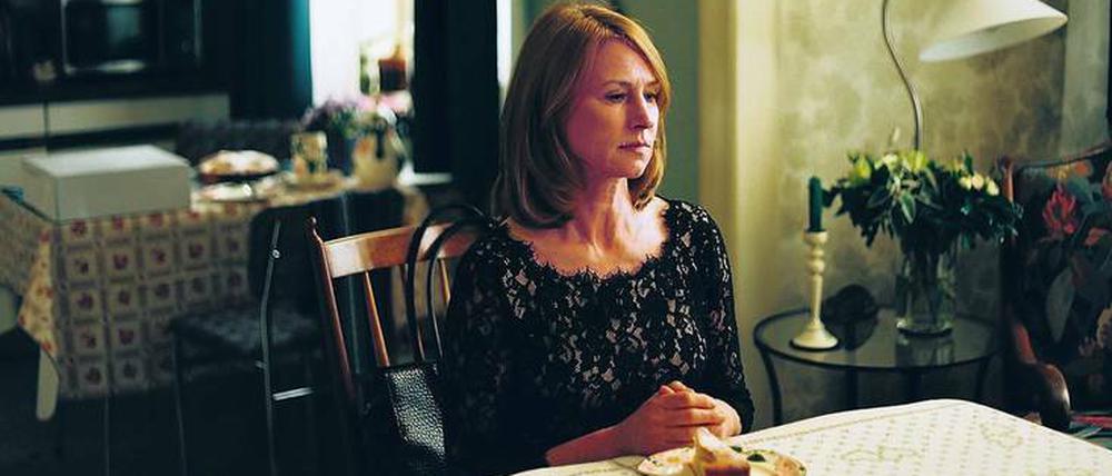 Kalter Kuchen. Lara Jenkins (Corinna Harfouch) ist am Geburtstagstisch der Mutter (Gudrun Ritter) nicht willkommen.