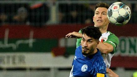 Stephan Lichtsteiner (oben) und Schalkes Suat Serdar im Duell.