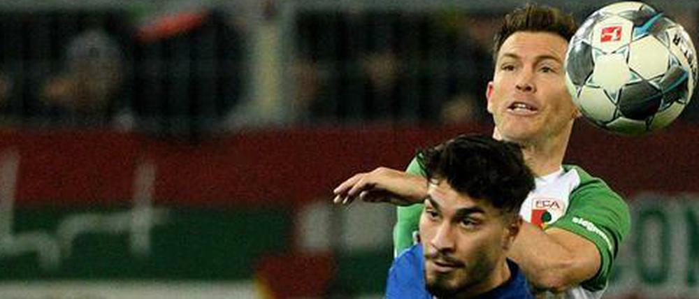 Stephan Lichtsteiner (oben) und Schalkes Suat Serdar im Duell.