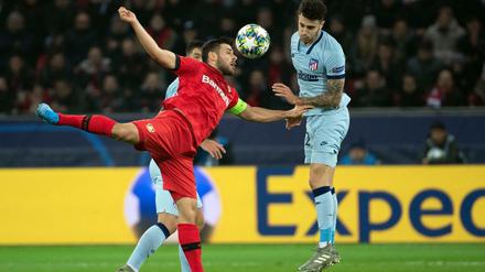 Tanz um den Ball. Leverkusens Kapitän Kevin Volland (l.) im Duell gegen Madrids Mario Hermoso.