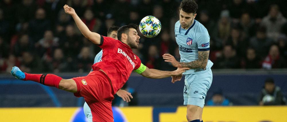 Tanz um den Ball. Leverkusens Kapitän Kevin Volland (l.) im Duell gegen Madrids Mario Hermoso.