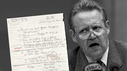 Günter Schabowski bei der Pressekonferenz am 9. November 1989 – und dazu sein Notizzettel.