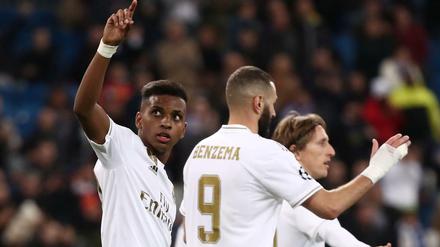 Königliche Gala. Rodrygo (l.), Benzema und Modric (hinten) feiern viele Real-Tore. celebrates scoring their sixth goal to complete his hat-trick REUTERS/