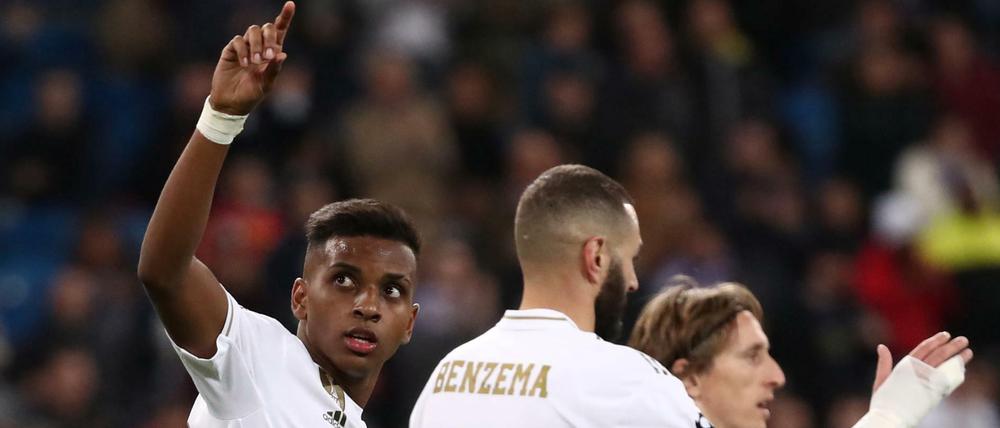 Königliche Gala. Rodrygo (l.), Benzema und Modric (hinten) feiern viele Real-Tore. celebrates scoring their sixth goal to complete his hat-trick REUTERS/