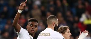 Königliche Gala. Rodrygo (l.), Benzema und Modric (hinten) feiern viele Real-Tore. celebrates scoring their sixth goal to complete his hat-trick REUTERS/