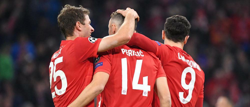 Jubelnde Bayern beim Spiel gegen Olympiakos Piräus: Thomas Müller, Ivan Perisic und Robert Lewandowski 