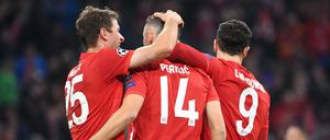 Jubelnde Bayern beim Spiel gegen Olympiakos Piräus: Thomas Müller, Ivan Perisic und Robert Lewandowski 