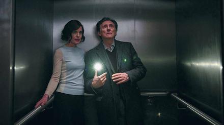 Im Fadenkreuz. Neurowissenschaftler Bill Ward (Gabriel Byrne) muss seine große Liebe Helen Brown (Elizabeth McGovern) vor dem Angriff der Aliens retten. 
