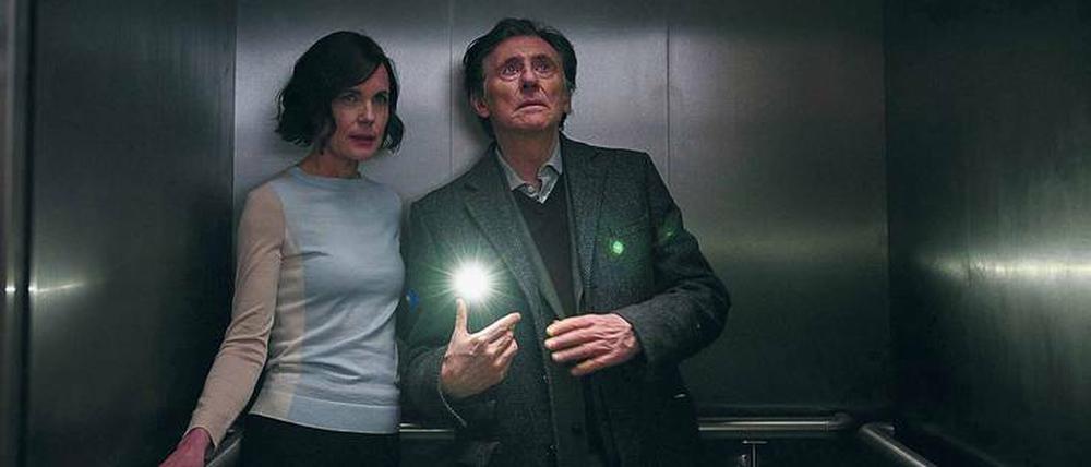 Im Fadenkreuz. Neurowissenschaftler Bill Ward (Gabriel Byrne) muss seine große Liebe Helen Brown (Elizabeth McGovern) vor dem Angriff der Aliens retten. 