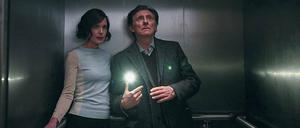 Im Fadenkreuz. Neurowissenschaftler Bill Ward (Gabriel Byrne) muss seine große Liebe Helen Brown (Elizabeth McGovern) vor dem Angriff der Aliens retten. 