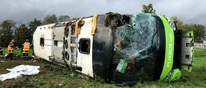 Der verunglückte Bus des Anbieters Flixbus an der Autoroute 1 in der Nähe von Amiens. 33 Menschen wurden verletzt.