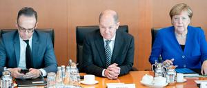Heiko Maas SPD), Außenminister, Olaf Scholz (SPD), Bundesminister der Finanzen, und Angela Merkel (CDU), Bundeskanzlerin