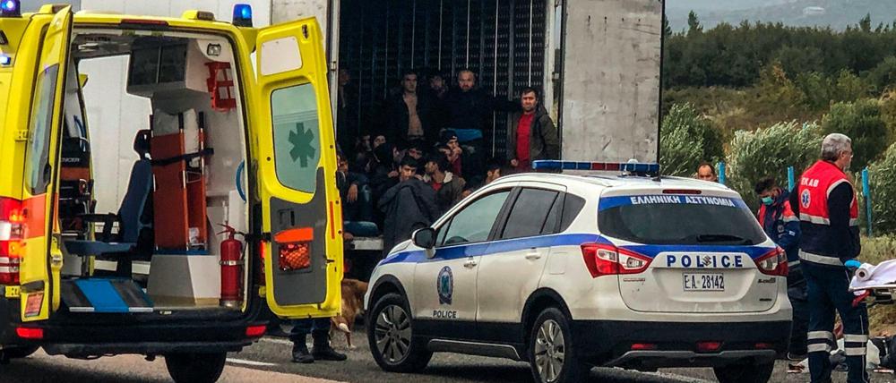 Im Laster entdeckt die Polizei überwiegend Migranten im Alter zwischen 20 und 30 Jahren. 