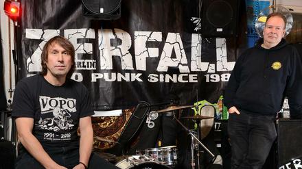 Punk aus Ost und West. Dirk Kalinowski (links) und Kurt Dahlke im Friedrichshainer Proberaum der Band Zerfall.
