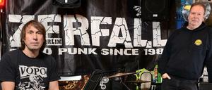 Punk aus Ost und West. Dirk Kalinowski (links) und Kurt Dahlke im Friedrichshainer Proberaum der Band Zerfall.
