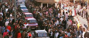 Eine Fahrzeugkolonne schiebt sich am 10.November 1989 in Richtung West-Berlin vorbei am Checkpoint Charlie. 