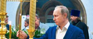 Präsident Putin besucht eine Kathedrale auf der Krim.