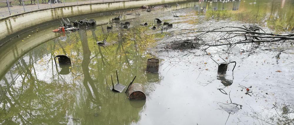 Leihfahrräder, Gartenstühle und Plastikmüll: Der Teichgrund im Volkspark Friedrichshain.