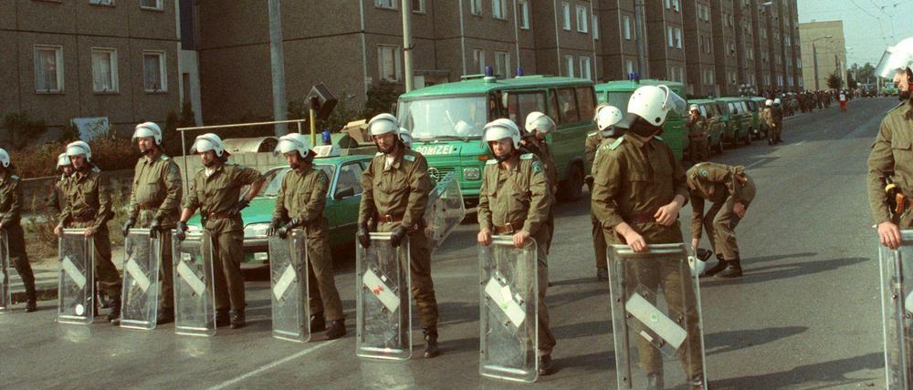 Polizisten blockieren im September 1991 eine Straße in Hoyerswerda.