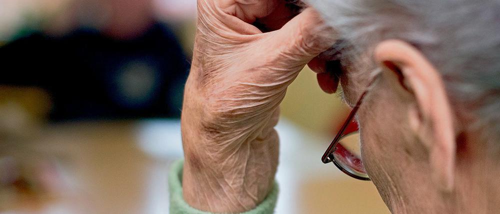 Eine demenzkranke Frau in einem Pflegeheim in Frankfurt (Oder).