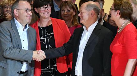 Konkurrenten, die noch lachen können: Norbert Walter-Borjans (von links), Saskia Esken, Olaf Scholz und Klara Geywitz.