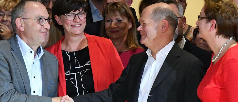 Konkurrenten, die noch lachen können: Norbert Walter-Borjans (von links), Saskia Esken, Olaf Scholz und Klara Geywitz.