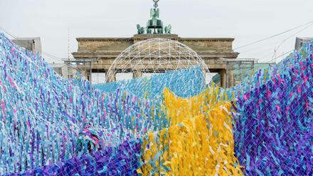 100.000 Bänder, 30.000 Botschaften: Das Kunstwerk "Visions in Motion" von Patrick Shearn vor dem Brandenburger Tor.