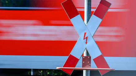 Ein Andreaskreuz an einem Bahnübergang