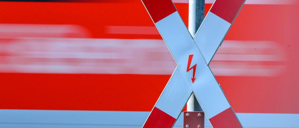 Ein Andreaskreuz an einem Bahnübergang