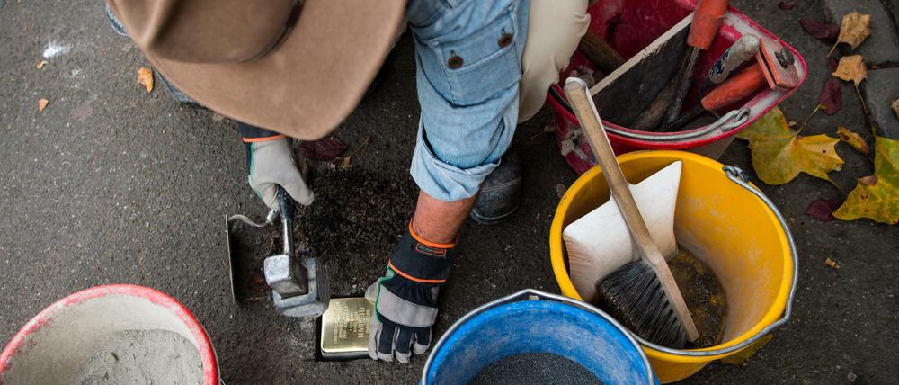 Der Kölner Bildhauer Gunter Demnig verlegt einen Stolperstein in Mainz. 