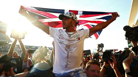 All eyes on me. Lewis Hamilton genießt den Moment des erneuten Triumphes.