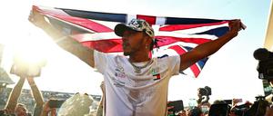 All eyes on me. Lewis Hamilton genießt den Moment des erneuten Triumphes.