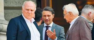 Gemeinsam gescheitert. Dass es mit Trainer Niko Kovac nicht funktioniert hat, muss sich Bayerns Führungsriege um Uli Hoeneß (links) ankreiden. 