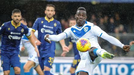 Mario Balotelli (rechts) wurde beim Auswärtsspiel in Verona rassistisch beleidigt.