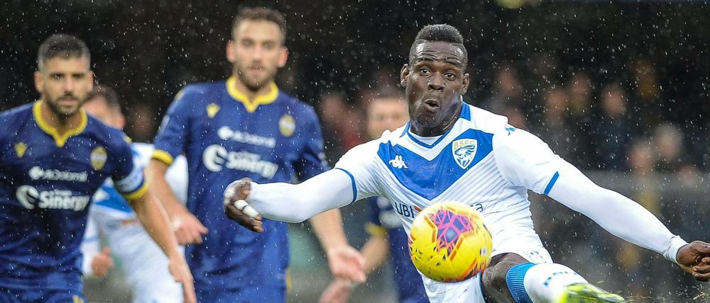 Mario Balotelli (rechts) wurde beim Auswärtsspiel in Verona rassistisch beleidigt.