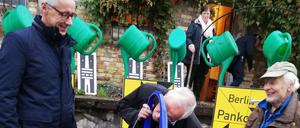 Gießkannenprinzip. Jörg Simon., Vorstandsvorsitzender der Berliner Wasserbetriebe, ehemaliger Umweltminister Klaus Töpfer und Ben Wagin (v.l.n.r.) stellen den neuen Brunnen vor.