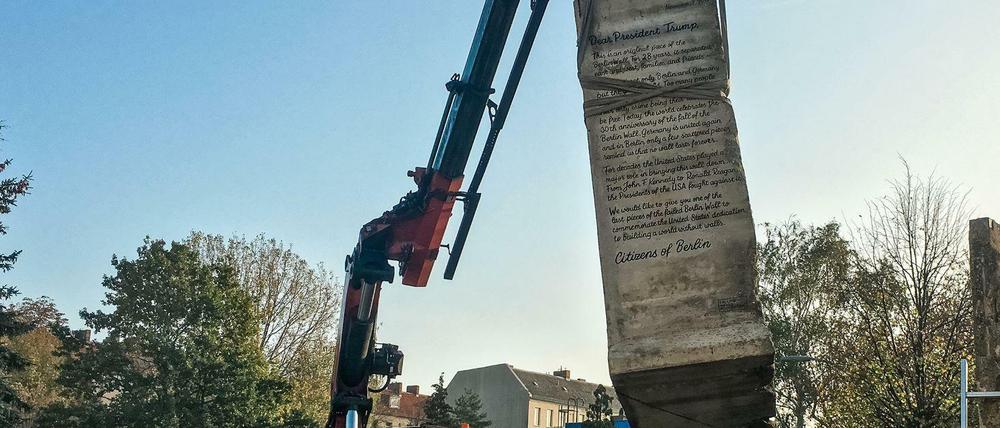 Per Schwertransport über den Atlantik: Der Brief auf einem Stück Berliner Mauer.