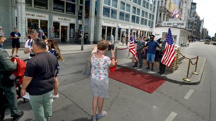 Der ehemalige Grenzübergang Checkpoint Charlie in Berlin Mitte. 