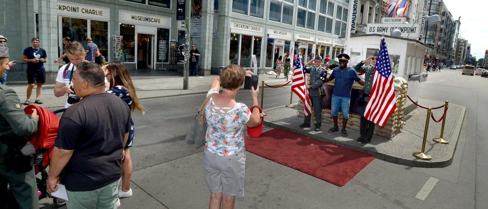 Der ehemalige Grenzübergang Checkpoint Charlie in Berlin Mitte.