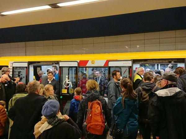 Zwischenhalt: Der Sonderzug platzte fast vor Fülle.