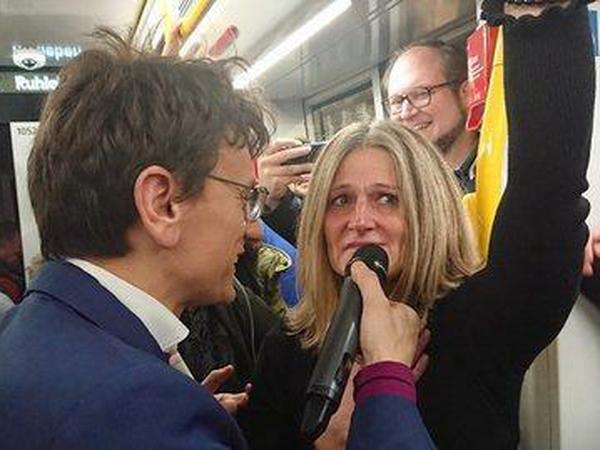 Sybille Thomczyk erzählt unter Tränen: "Ich zelebriere hier heute meinen ganz persönlichen Mauerfall."