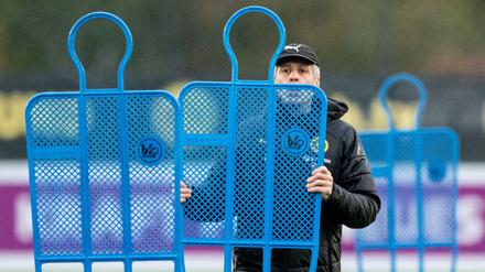 Bei einer Niederlage gegen Mailand würde es für Lucien Favre und seine Borussia ungemütlich werden. 