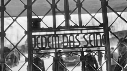 Das Eingangstor des KZ Buchenwald. 